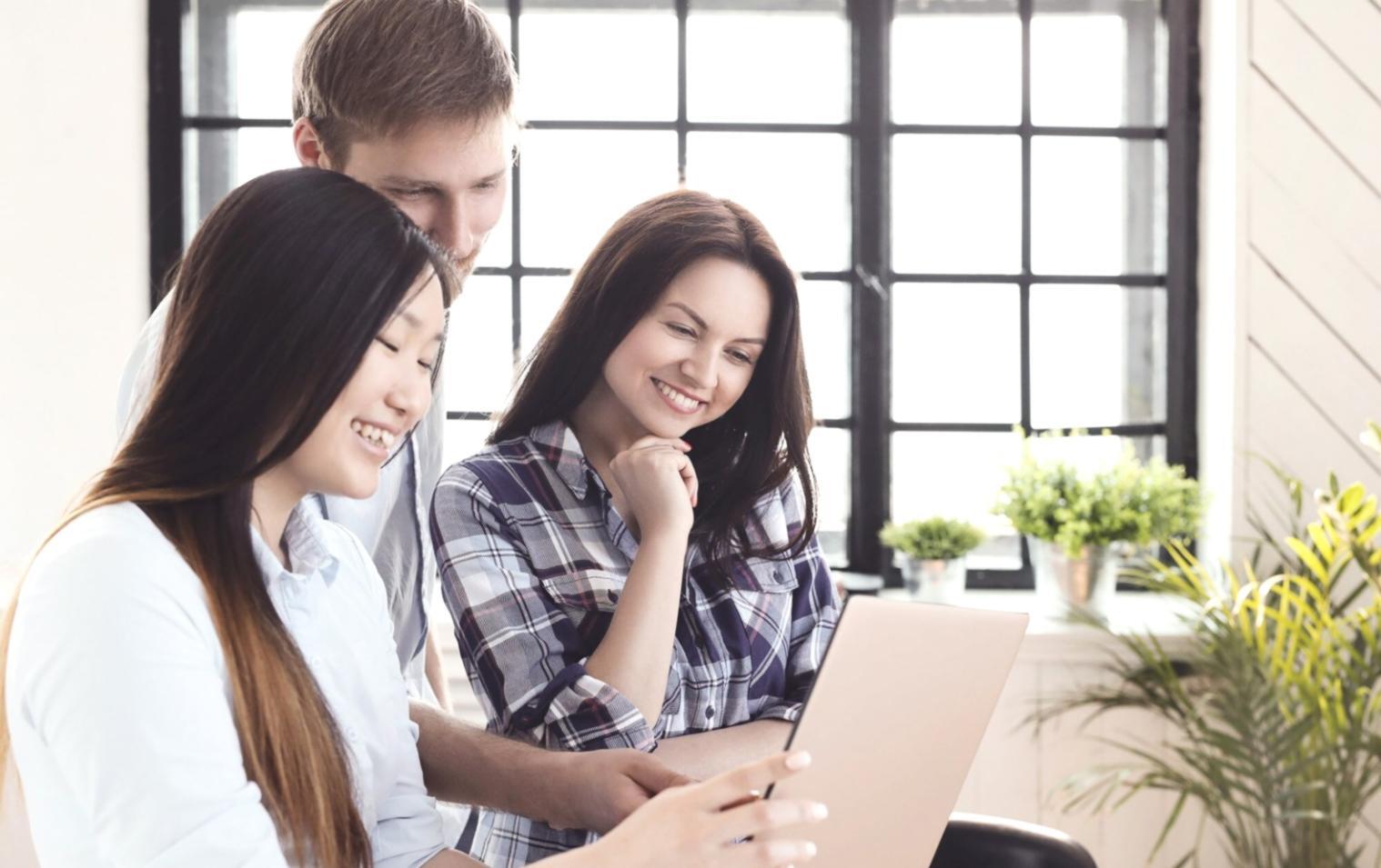 Team bei der Analyse von Geschäftsdaten am modernen Arbeitsplatz